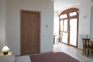 1 dormitorio con puerta y 1 habitación con mesa en C'eravamo tanto amati en Bolonia