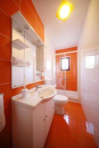 Ένα μπάνιο στο Apartments Hablando +40 φωτογραφίες