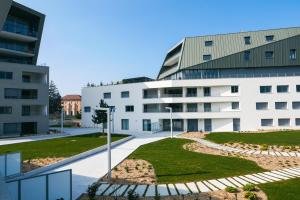 une vue extérieure d'un bâtiment dans l'établissement LE PARADIS BLANC, à Annecy