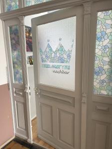 uma porta num quarto com vitral em königsnachbar em Ludwigsburg