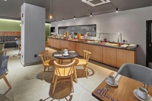 a restaurant with a table and chairs and a counter at City Express by Marriott Ciudad de México EBC Reforma in Mexico City