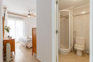 Kúpeľňa v ubytovaní Beach Haven by Fidalsa + 19 fotografií