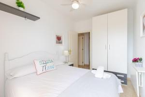 Posteľ alebo postele v izbe v ubytovaní Beach Haven by Fidalsa