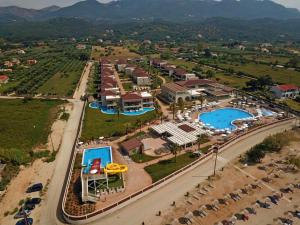 eine Luftansicht eines Resorts mit Pool in der Unterkunft Almyros Beach in Acharavi