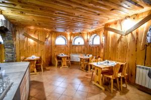 Reštaurácia alebo iné gastronomické zariadenie v ubytovaní Willa Znana