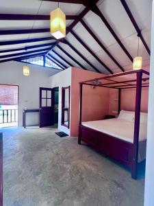 1 dormitorio con 1 cama grande en una habitación en Bali Villa Mirissa, en Mirissa