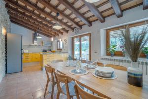 Il comprend une cuisine et une salle à manger avec une table et des chaises en bois. dans l'établissement Cal Sabater, à Las Escaulas
