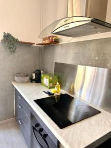 a kitchen with a stove top oven in a kitchen at 11 Trachel - Charmant T2 spacieux à proximité de gare Thiers in Nice