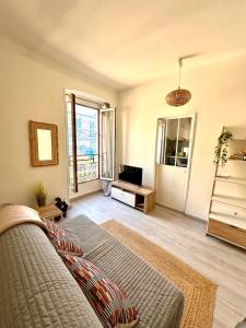 een woonkamer met een bed en een televisie bij 11 Trachel - Charmant T2 spacieux à proximité de gare Thiers in Nice