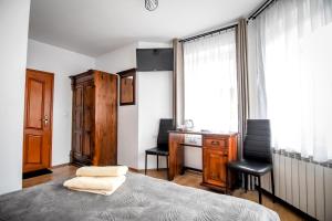 sypialnia z łóżkiem, biurkiem i oknem w obiekcie Willa Znana Zakopane w Zakopanem