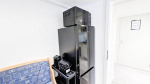 einen Kühlschrank mit Kamera in einem Zimmer in der Unterkunft ALFA Ludwigsburg City 3 Zimmer 5 Betten Küche Netflix INET WM in Ludwigsburg