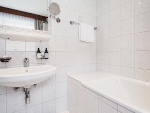 Koupelna v ubytování Hotel Chesa Monte 4Sterne Superior