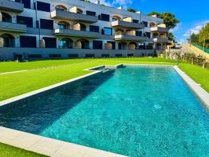 ベグールにあるBONAVISTA - Espectacular apartamento con vista al mar!の建物の前のプール