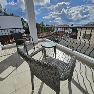 eine Terrasse mit Stühlen und einem Tisch auf dem Balkon in der Unterkunft Villa Athena in Peyia