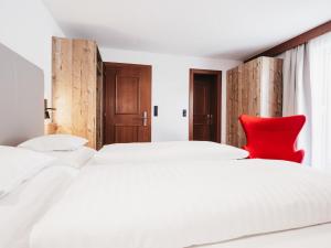 Postel nebo postele na pokoji v ubytování Hotel Chesa Monte 4Sterne Superior