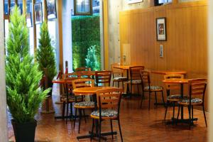 大阪市にあるホテルランドマーク梅田の木のテーブルと椅子の並ぶレストラン
