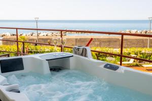 bañera de hidromasaje en el balcón con vistas al océano en Grand Hotel Torre Fara, en Chiavari