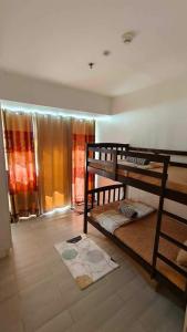 Divstāvu gulta vai divstāvu gultas numurā naktsmītnē Azure Staycation By Dubai Cabin