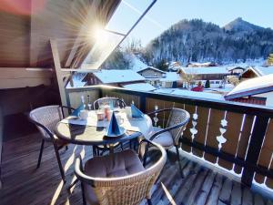 een tafel en stoelen op een balkon met uitzicht bij Ferienwohnungen Matheisl in Ruhpolding