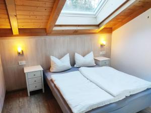 een slaapkamer met een bed en een dakraam bij Ferienwohnungen Matheisl in Ruhpolding