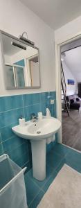 uma casa de banho com um lavatório branco e um espelho. em Design Loft Monteponi em Turim