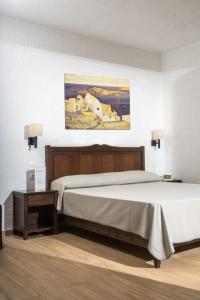 Posteľ alebo postele v izbe v ubytovaní Hersonissos Village Hotel & Bungalows