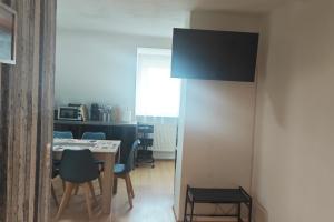 埃施韋勒的住宿－3 room apartment in Eschweiler，一间带桌子和蓝色椅子的用餐室