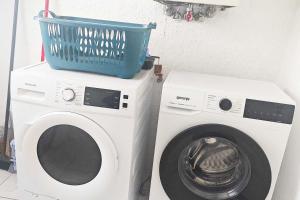 uma máquina de lavar roupa com um cesto em cima em 3 room apartment in Eschweiler em Eschweiler