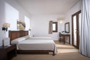 Posteľ alebo postele v izbe v ubytovaní Hersonissos Village Hotel & Bungalows