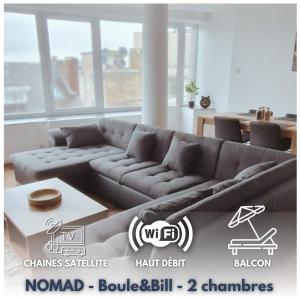 un soggiorno con divano e tavolo di NOMAD APARTMENTS - Henin a Charleroi