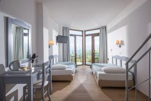 Posteľ alebo postele v izbe v ubytovaní Hersonissos Village Hotel & Bungalows