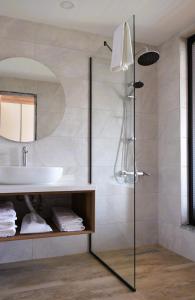 uma casa de banho com um lavatório e um chuveiro em Pamukkale Kaya Thermal Spa Hotel em Pamukkale