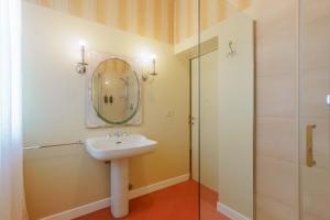 ボローニャにあるCantarana Apartmentsのバスルーム(シンク、鏡、シャワー付)