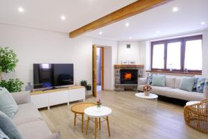 sala de estar con sofá y TV en La Era de Casaus en Gavín