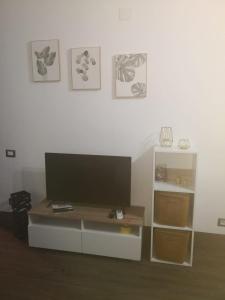 a living room with a table and a shelf at Al piccolo borgo in Trevignano Romano