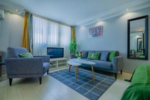 sala de estar con sofá y TV en Galataport Flat Company, en Estambul