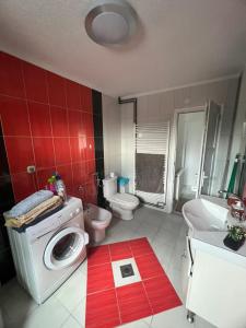 サラエボにあるVilla Durmicのバスルーム(洗濯機、トイレ付) +28枚の写真