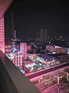 uitzicht op de stad 's nachts bij Casa Ariete in Manilla