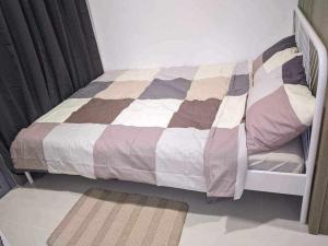 een bed in een kamer met een wieg en een dekbed bij Casa Ariete in Manilla