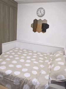een slaapkamer met een bed en een klok aan de muur bij Casa Ariete in Manilla