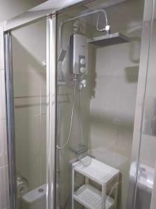 een douche met een glazen deur in de badkamer bij Casa Ariete in Manilla