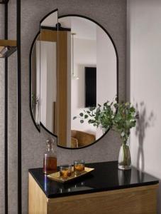 um espelho em cima de uma cómoda num quarto em Hanza Tower Gold 26 Sauna & Pool & SPA em Szczecin