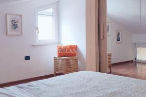 - une chambre avec un lit, une fenêtre et une chaise dans l'établissement MADDy's HOUSE, à La Maddalena