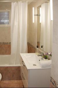 La salle de bains est pourvue d'un lavabo, d'une baignoire et de toilettes. dans l'établissement Ritual Sevilla, piedra preciosa, à Séville