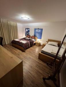 Habitación de hotel con 2 camas y TV en Karlov Dvor apartmány, en Trnava