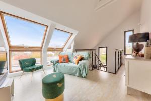 Saint-ArmelにあるMaison avec piscine pour dix personnesのソファと窓のあるリビングルーム