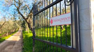 ein Schild an einem Tor mit einem Schild darauf in der Unterkunft I Frangiventi in Rodi Garganico