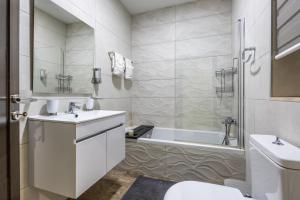 ein Badezimmer mit einem WC, einem Waschbecken und einer Badewanne in der Unterkunft Large & Modern 2BR Seafront Apartment with Large Balcony - Close to Saint Julian's, Sliema, & Manoel Island in Gżira