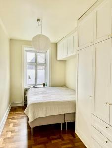 sypialnia z łóżkiem i oknem w obiekcie Frederiksberg w Kopenhadze