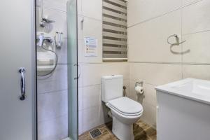 ein Bad mit einem WC, einem Waschbecken und einer Dusche in der Unterkunft Large & Modern 2BR Seafront Apartment with Large Balcony - Close to Saint Julian's, Sliema, & Manoel Island in Gżira